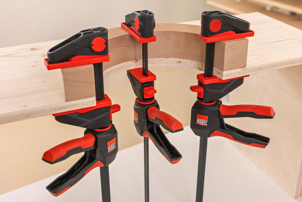 The EZ360 series – one-handed clamp with a 360° rotatable Handle