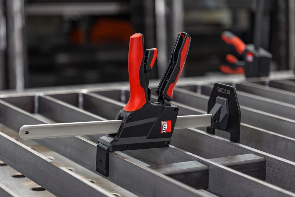 The BEYCEPS – the one-handed installation tool with a lifting