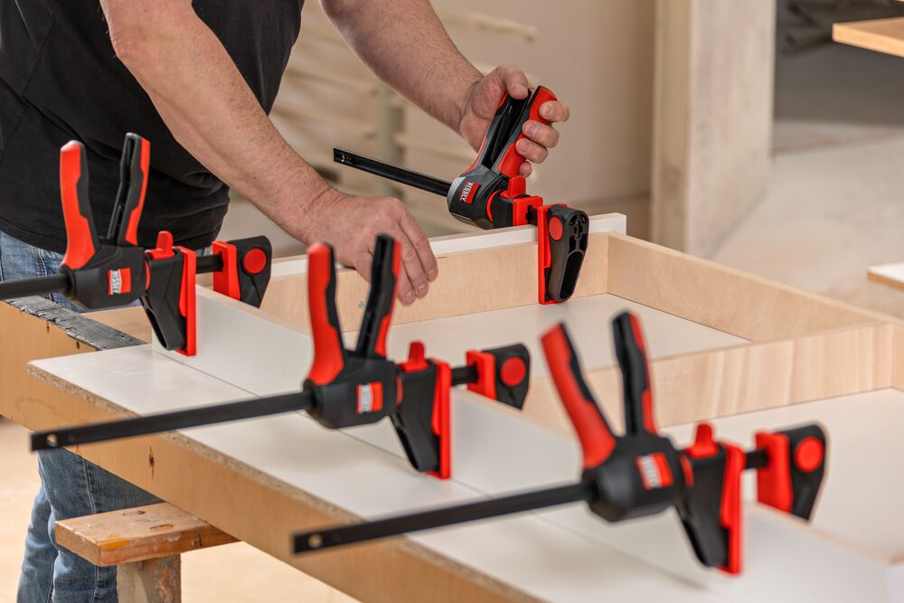 The EZ360 series – one-handed clamp with a 360° rotatable Handle