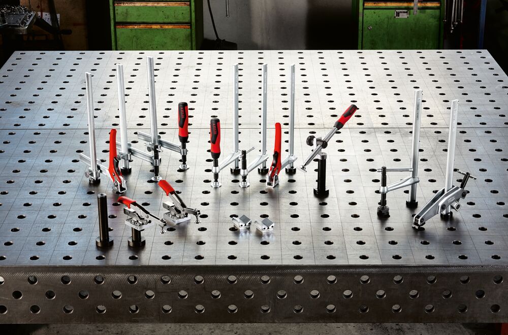 Verschiedene Spannelemente auf einem Schweißtisch mit 28 mm Lochdurchmesser